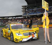 David Coulthard (GBR Mercedes) mit Grid Girl. (c) GEPA.jpg